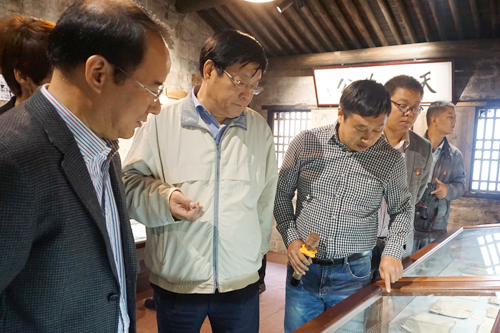 调研组参观浦江民革党员之家展陈的文物资料 调研组参观浦江民革党员之家展陈的文物资料