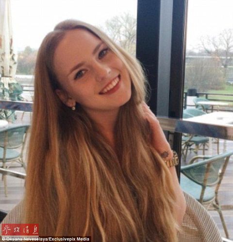 一名学生拍下了这位美女老师上课时的视频并且传上网络，立刻引起疯狂转发。