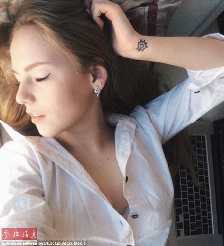 她的性感自拍为自己赢得了成千上万的粉丝。