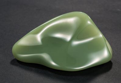 顶级析木玉原石质地极为油润细腻，达到了无结构的形态