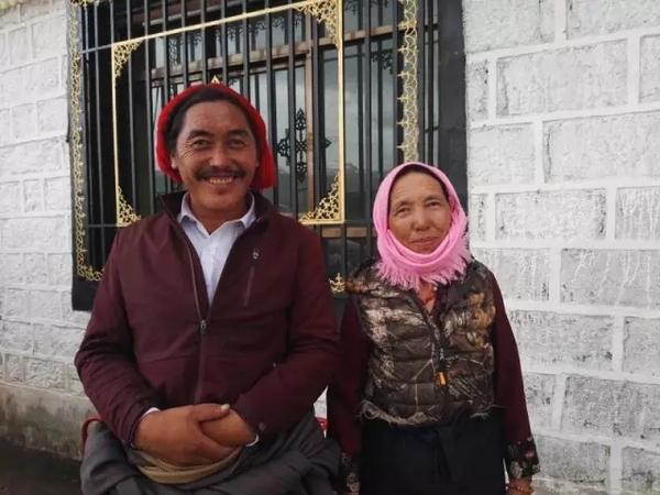 藏民巴鲁(左) 藏民巴鲁(左)