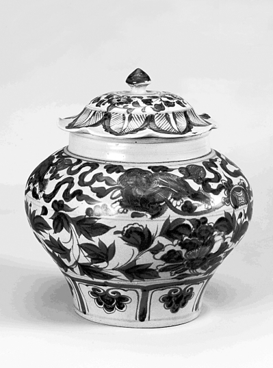 玉溪市博物馆藏玉溪窑青花狮子滚绣球纹盖罐 玉溪市博物馆藏玉溪窑青花狮子滚绣球纹盖罐