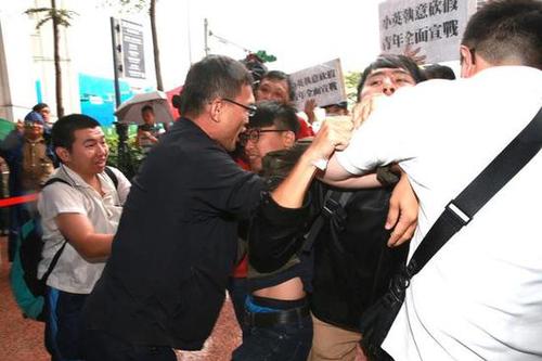 蔡英文执意砍7天假 台40多青年直捣民进党部抗议