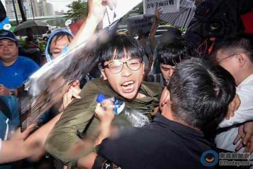 蔡英文执意砍7天假 台40多青年直捣民进党部抗议