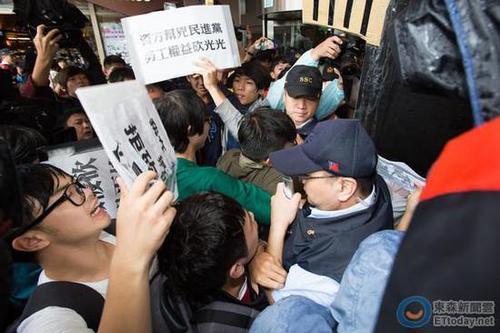 蔡英文执意砍7天假 台40多青年直捣民进党部抗议