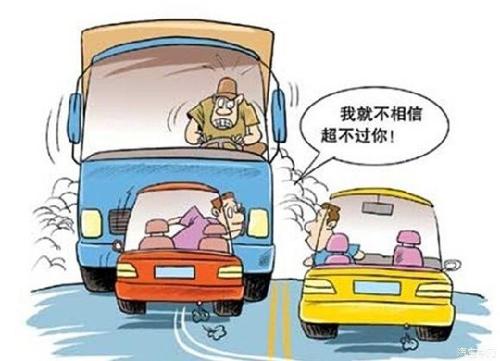 新手女司机嫌公交车速度慢 弯道超车惹出事故