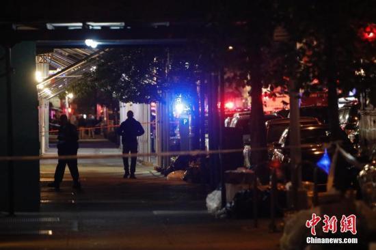 当地时间9月17日，纽约曼哈顿切尔西街区，警察警戒。当晚，纽约曼哈顿切尔西街区的爆炸已造成29人受伤，一人伤势较重，但无生命危险。初步调查显示，这是一起“蓄意行为”，但目前尚无证据显示爆炸与恐怖袭击有关。中新社记者 廖攀 摄