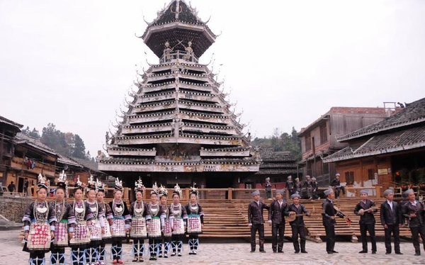 侗族百姓在鼓楼下合唱 侗族百姓在鼓楼下合唱