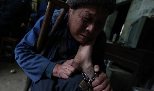 家人给老人脚上栓铁链2 家人给老人脚上栓铁链2