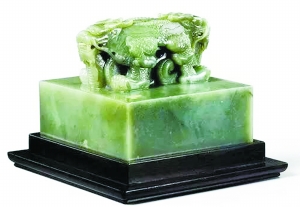 清乾隆 乾隆帝御宝青玉交龙钮方玺 9148万港元成交 香港苏富比 清乾隆 乾隆帝御宝青玉交龙钮方玺 9148万港元成交 香港苏富比