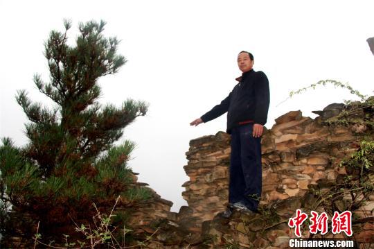 垛堞后面的寨墙上可供防御人员行走 宋俊初 摄 垛堞后面的寨墙上可供防御人员行走 宋俊初 摄