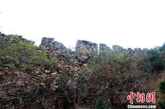 寨墙上的垛堞和射击垛口保存完好 宋俊初 摄 寨墙上的垛堞和射击垛口保存完好 宋俊初 摄