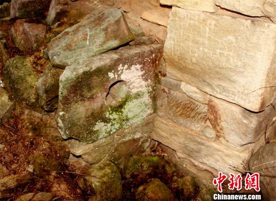 寨门下方的左右两侧有带有圆孔的石头 宋俊初 摄 寨门下方的左右两侧有带有圆孔的石头 宋俊初 摄