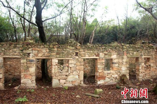 山寨中残存的几间石屋 宋俊初 摄