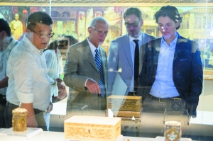 圣母百花大教堂博物馆馆长(右三)一行参观十三行博物馆。信息时报记者 陈文杰 摄