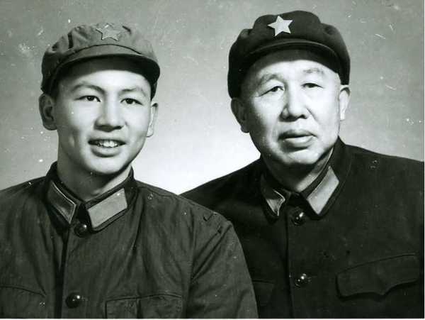 范晓光(左)和父亲王平上将的合影 范晓光(左)和父亲王平上将的合影
