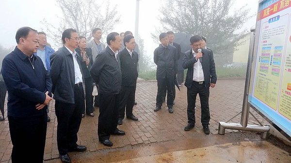 10月8日，刘晓峰率调研组在昆明市东川区乌龙镇大水井村调研，龚建明参加调研