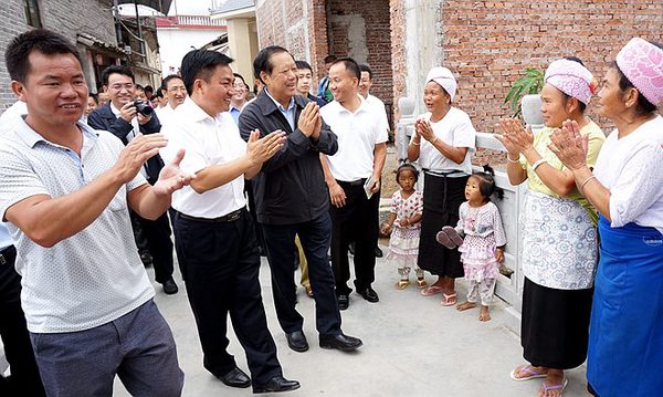 10月12日，刘晓峰与芒克村傣族同胞在一起