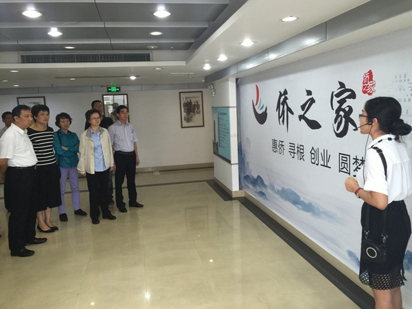 调研组考察江门市“侨梦苑” 调研组考察江门市“侨梦苑”