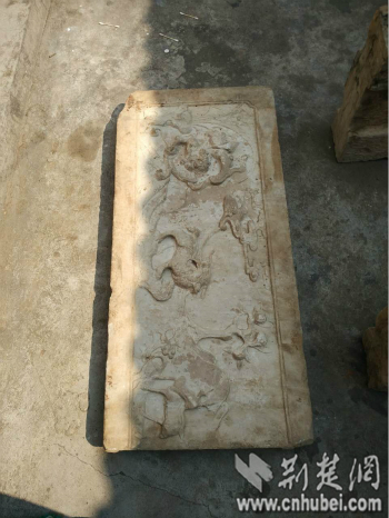 雕花石栏板。通讯员 卢雯 摄