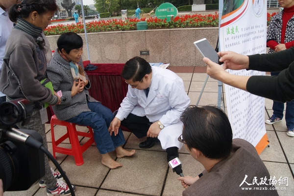 温建民现场为芜湖市民义诊 温建民现场为芜湖市民义诊