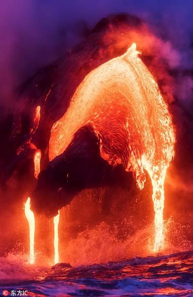 岩浆与银河完美同框 摄影师镜头捕捉