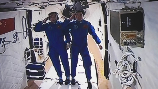 景海鹏打开天宫二号舱门 景海鹏打开天宫二号舱门