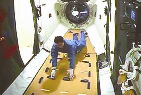 景海鹏打开天宫二号舱门2 景海鹏打开天宫二号舱门2