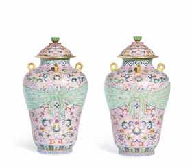 清乾隆粉地粉彩包袝式四系盖罐，成交价：4276万港元