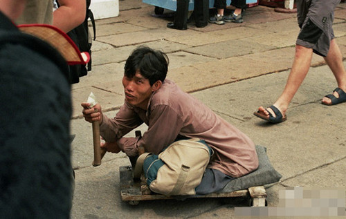 记者在一名会说华语的餐馆员工协助下，采访了两名行乞者。其中，33岁的行乞者秀元(音译)说，他出生时四肢健全，但年幼时遭拐骗，犯罪团伙将他弄残并囚禁多年，随后带他出国乞讨。他透露称，只有头目信任的“高级”行乞者才能出国。