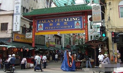 《星报》记者在马来西亚花两天时间跟踪了两名行乞者。记者发现，约30名残疾、毁容的行乞者聚集在吉隆坡茨厂街一家廉价酒店。一名头目数小时后出现，向众人收取现金后离开。