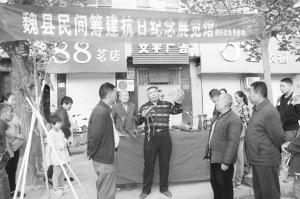 老人花数十万收藏抗战遗物 孩子持红缨枪留影(图)