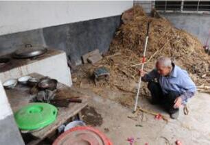 双目失明的于二稳自己摸索着去“厨房” 双目失明的于二稳自己摸索着去“厨房”