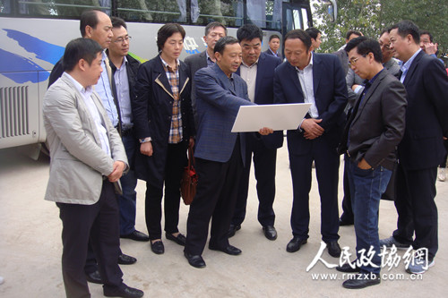 淮安金湖县政协组织视察交通基础设施建设工作