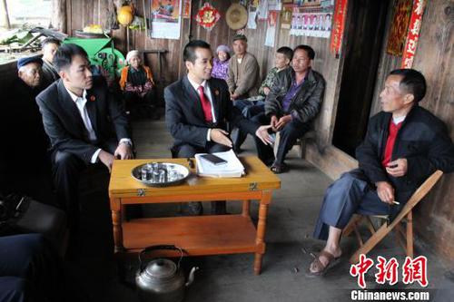 资料图：黄智向当事人释法说理?！〖侄?摄