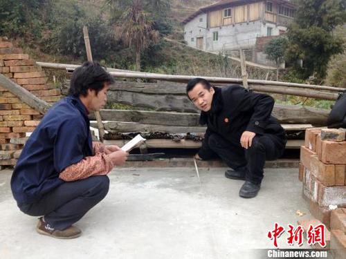 资料图：黄智(右一)到当事人所在地进行实地测量、办案?！〖侄?摄