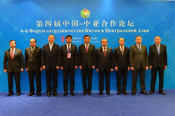 出席论坛各国政要嘉宾合影 出席论坛各国政要嘉宾合影