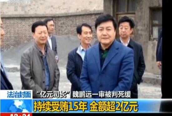 与此同时，办案人员在房间的壁柜和储物间里找到了多个拉杆箱和手提袋，里面装的也全都是现金，其中除了人民币外，还有大量欧元、美元、港币和英镑，无法估量现场到底有多少钱。