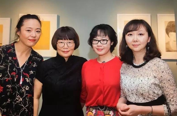 左起：参展艺术家章燕紫，展览总监董慧萍副教授，学术主持傅怡静博士后与参展艺术家邵亦杨