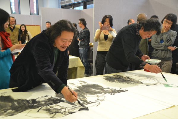 5-2纪连彬、张江舟在作画