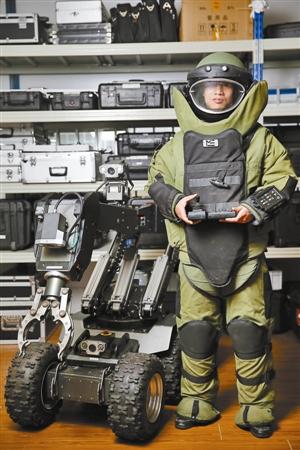 深圳拆弹专家:工作服重80斤 终极目标是失业