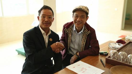 杨尚燃先生与“老班章茶王茶后树”主人杨永平先生签订合同现场合影 杨尚燃先生与“老班章茶王茶后树”主人杨永平先生签订合同现场合影