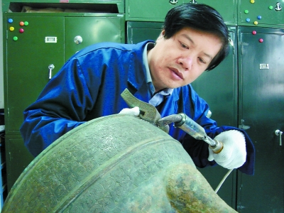 中国文物学会文物修复委员会副会长贾文忠在工作中 中国文物学会文物修复委员会副会长贾文忠在工作中