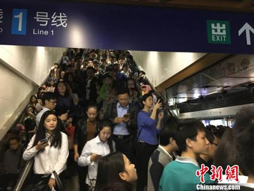 21日上午7时许，南京地铁一号线发生故障。恰遇早高峰时期，大面积乘客滞留车站?！≈煜?摄