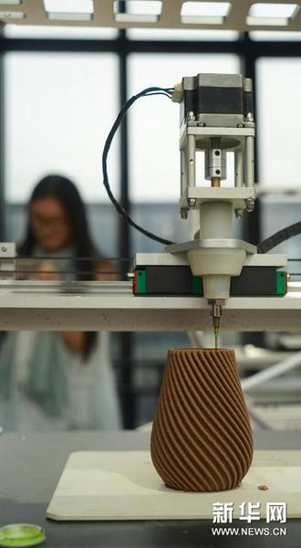 10月19日，3D打印机在打印一件陶瓷作品。