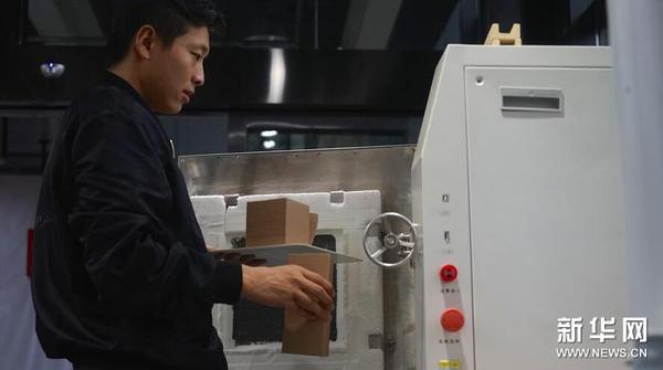 10月19日，工作人员将打印好的部分作品放入窑炉中烧制。