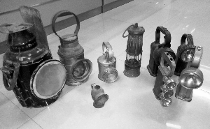 从烛灯演变至电灯的铁路用灯。