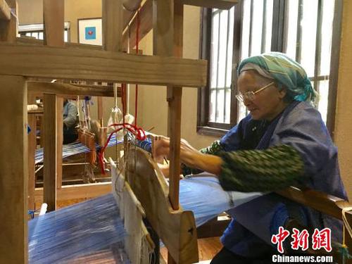 大寨村秧弄锦绣合作社里的布依族老人。　杨云 摄