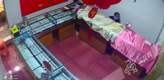 犯罪嫌疑人叶某盗窃现场监控。