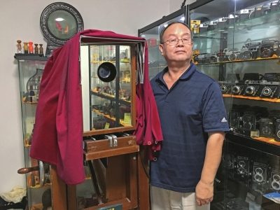 金鹏飞在家中的收藏室里，向我们展示他的古董相机们